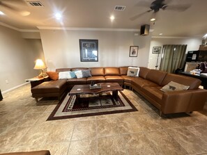 Televisión, reproductor de DVD, libros y estéreo 