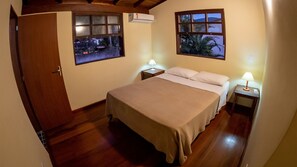 8 quartos, escrivaninha, ferros/tábuas de passar roupa