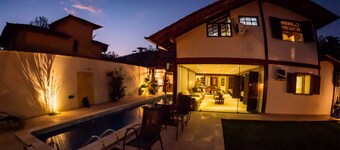Casa da Raia with 8 suites with air conditioning and a swimming pool for up to 27 people.