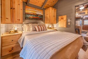 1 bedroom, travel cot, free WiFi, bed sheets - Gabriele Luxury pondside cabin with hot tub, firepit (Chattanooga)