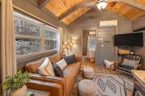 Smart TV - Gabriele Luxury pondside cabin with hot tub, firepit (Chattanooga)