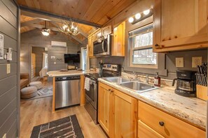 Fridge, microwave, oven, stovetop - Gabriele Luxury pondside cabin with hot tub, firepit (Chattanooga)