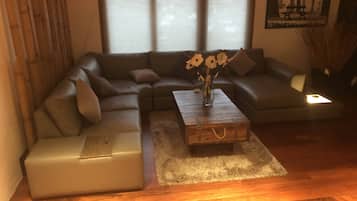 Een smart-tv, een open haard en een printer