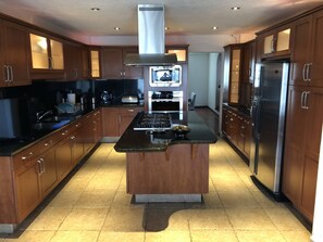 Fridge, microwave, oven, stovetop - Comfortable Bedroom 2, King size bed, closet, private bathroom and Smart TV 50" (Atizapan de Zarozagoza)