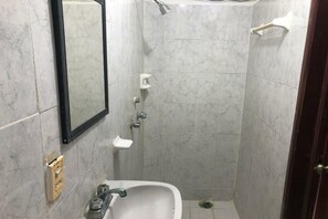 Shower, free toiletries, towels