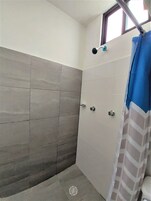 Shower, free toiletries, towels