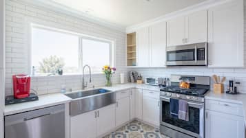 Køleskab, mikrobølgeovn, ovn, kogeplade