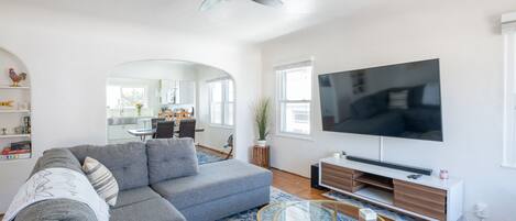 TV connectée, livres, chaîne hi-fi, écrans d'ordinateur