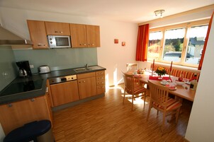 Apartamento, 2 habitaciones, no fumadores, junto a la montaña | Cocina privada | Máquina de café espresso, cafetera o tetera, frigorífico y microondas