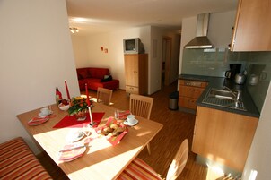 Apartamento, 2 quartos, para não fumantes, ao lado da montanha | Opções para refeição no quarto
