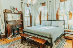 Egyptian cotton sheets, premium bedding, memory-foam beds - Alpine Bed and Breakfast (Alpine)