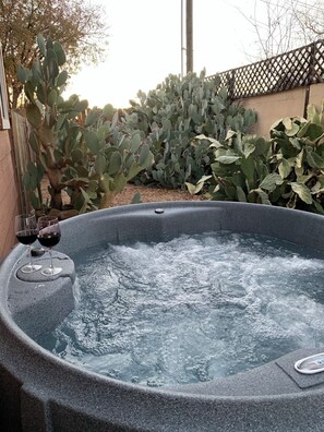 Outdoor spa tub - Alpine Bed and Breakfast (Alpine)