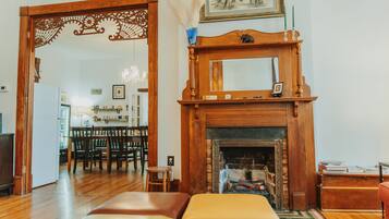 Een 42-inch smart-tv met digitale zenders, televisie en Netflix