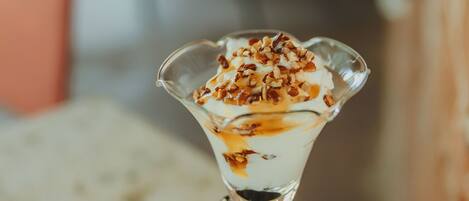 Un postre en un vaso sobre una mesa de mármol.