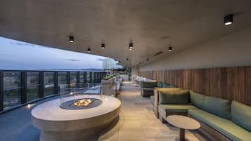 4 bares o lounges