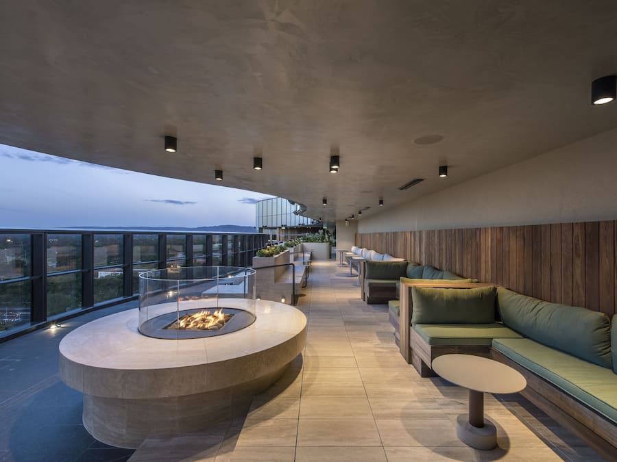 4 bars/lounges