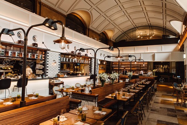 5 restaurants, serveren ontbijt, lunch, diner, Vietnamese gerechten