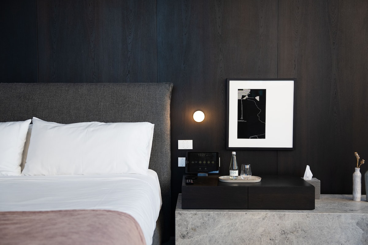 ห้องลักซ์ชัวรี่สวีท | เครื่องนอนระดับพรีเมียม, มินิบาร์, ตู้นิรภัยในห้องพัก, โต๊ะทำงาน