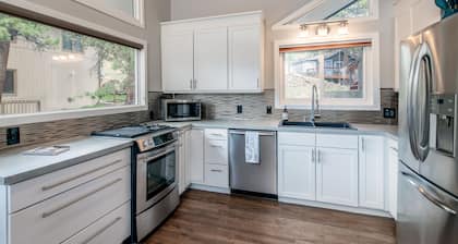 Rocky Retreat: Relax in hot tub, 2.7 mi to RMNP, walking distance to town, #3370