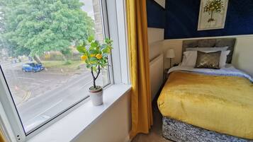 3 bedrooms, desk, soundproofing, iron/ironing board