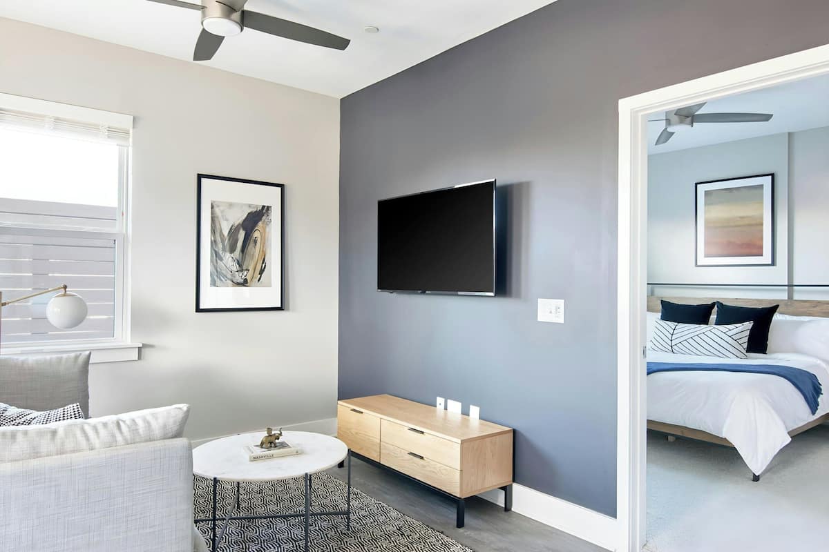 Apartment, 2 Schlafzimmer, Balkon | Wohnzimmer | 48-Zoll-Flachbildfernseher mit Digitalempfang, Fernseher