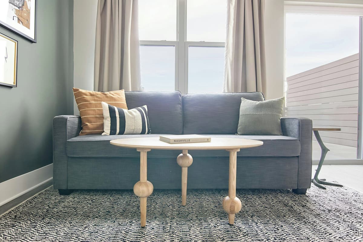 Studio, 1 Queen-Bett und Schlafsofa, Balkon | Wohnzimmer | 48-Zoll-Flachbildfernseher mit Digitalempfang, Fernseher