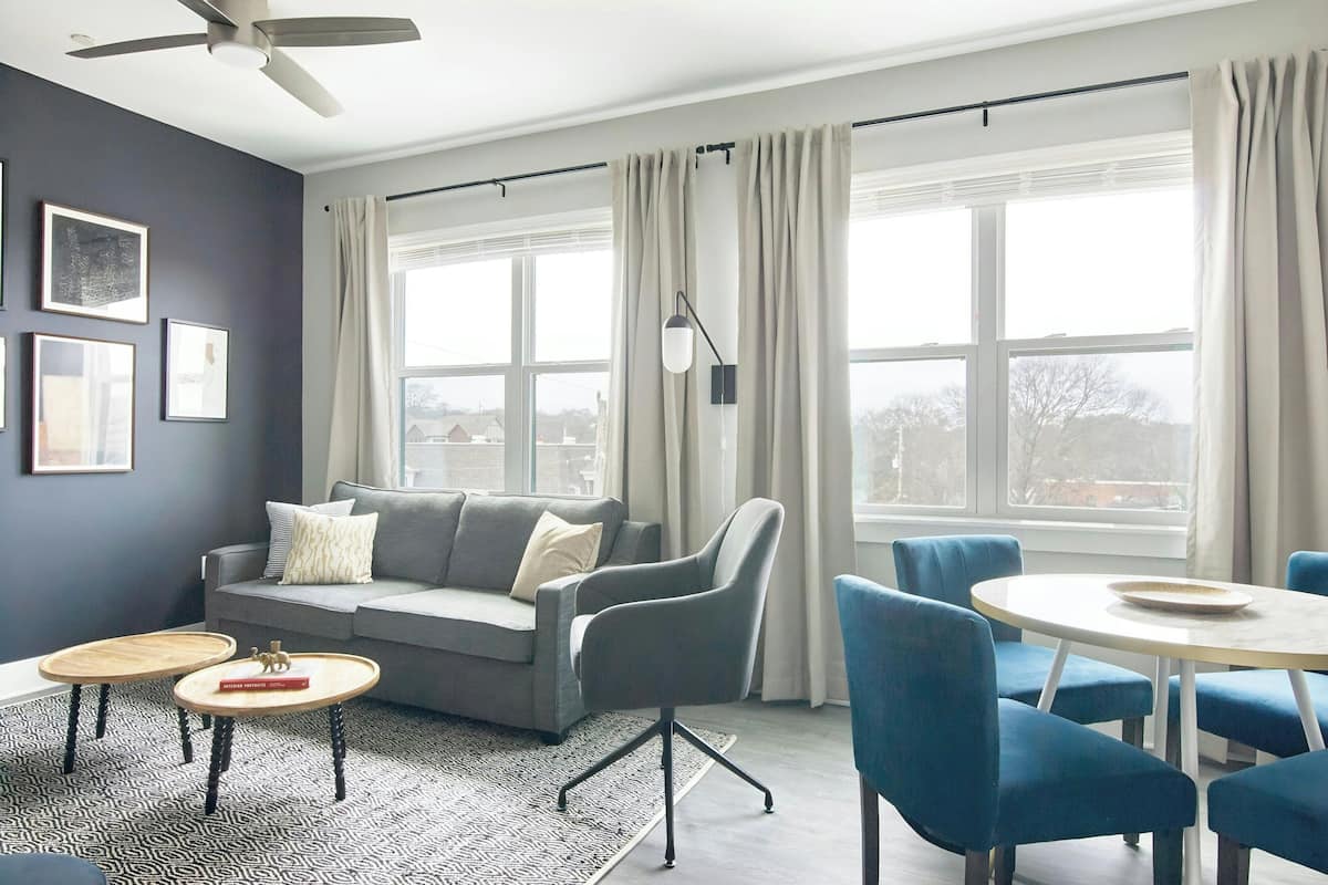 Studio, 1 Queen-Bett und Schlafsofa | Wohnzimmer | 48-Zoll-Flachbildfernseher mit Digitalempfang, Fernseher