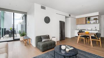 Smart TV, Netflix, streaming services, stereo