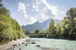 المنطقة المحيطة بالمنشأة