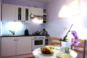Fridge, oven, stovetop, coffee/tea maker