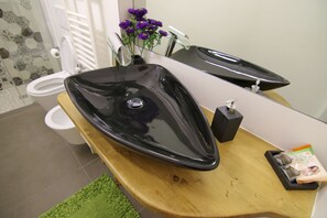 Shower, hair dryer, bidet, towels - DOMUS LEVI APARTMENT (Matera)