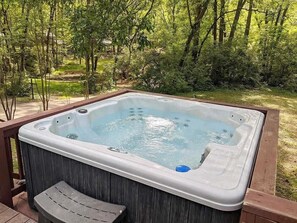 Outdoor spa tub - Celina Cabin Private Spa, Firepit, wooded retreat (Chattanooga)