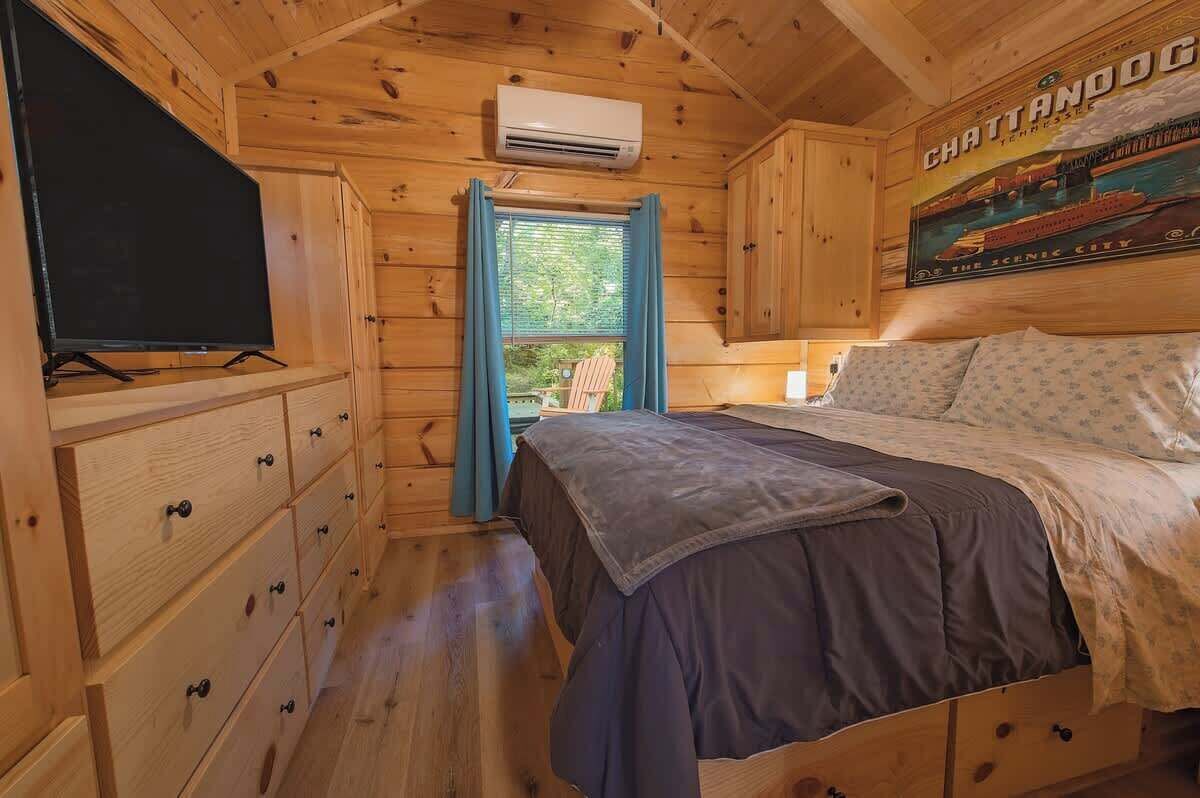 Celina Cabin Private Spa, Firepit, Wooded Retreat - Chattanooga, TN