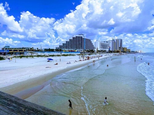 Exclusive Spruce Creek 4BR Home w/ Pool & 24/7 Security