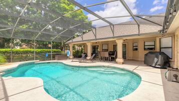 Una piscina al aire libre, una piscina climatizada