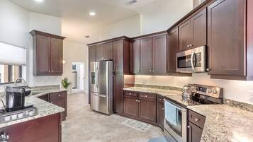 Refrigerador, microondas, horno, placa de cocina