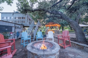 Terrace/patio - Luxury WATERFRONT home with HEATED POOL AND SPA Sleeps 28+ (Kingsland)