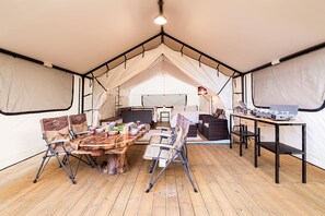 프리미엄 글램핑 | 객실 내 식사 공간