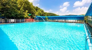 시즌별로 운영되는 야외 수영장