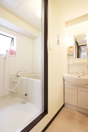 Appartamento (102) | Bagno | Combinazione doccia/vasca, asciugacapelli, pantofole, bidet elettronico
