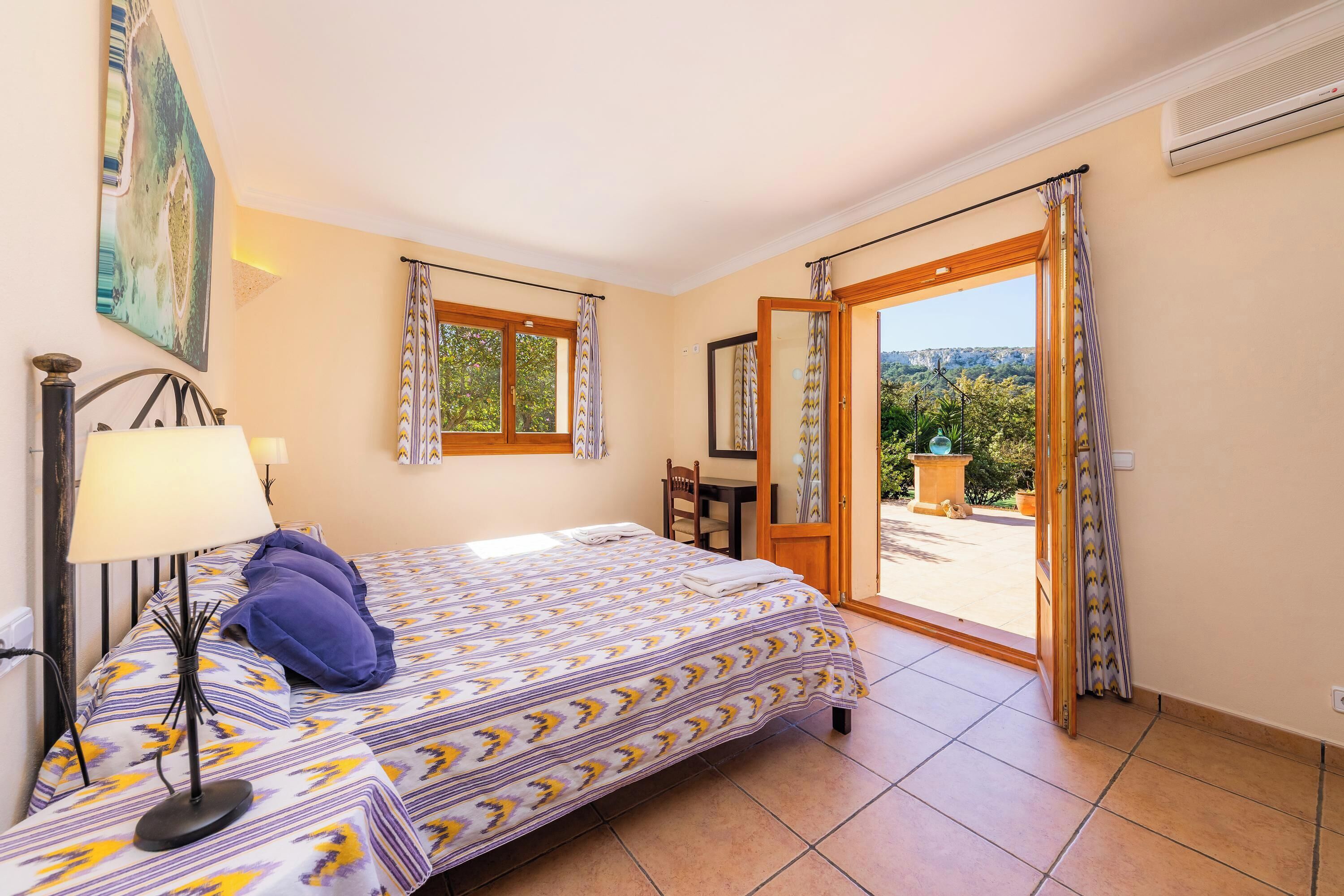 5 bedrooms, iron/ironing board, free WiFi, bed sheets