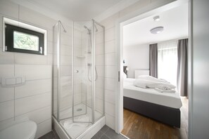 Douche, séchoir à cheveux, papier de toilette