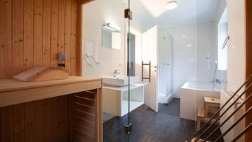 Baignoire, sĂšche-cheveux, papier toilette