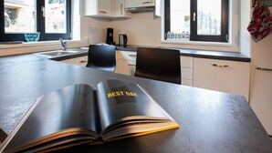 Een open boek met de titel 'BEST DAY' op een aanrecht, met uitzicht op een raam.