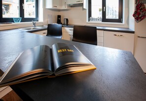 Réfrigérateur, micro-ondes, lave-vaisselle, cafetière/bouilloire