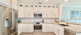 FALL/WINTER SPECIALS! 5 Bedrm/5 bath, Dock, Private Pool, Elevator,Walk to beach