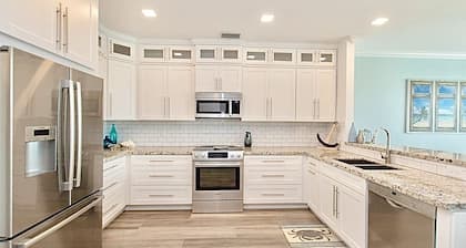 FALL/WINTER SPECIALS! 5 Bedrm/5 bath, Dock, Private Pool, Elevator,Walk to beach