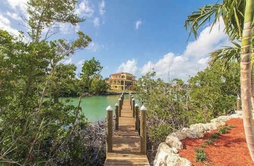SUMMER SPECIALS! 5 Bedrm,5 bath, Elevator, Dock, Private Pool, Walk to beach!