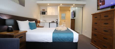 Deluxe Queen Room (Not Pets Friendly) | Individually furnished, soundproofing, iron/ironing board, free WiFi