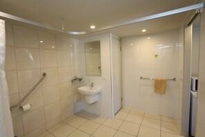 Zimmer (Queen, Disabled, Not Pets Friendly) | Badezimmer | Kostenlose Toilettenartikel, Haartrockner, Handtücher, Seife